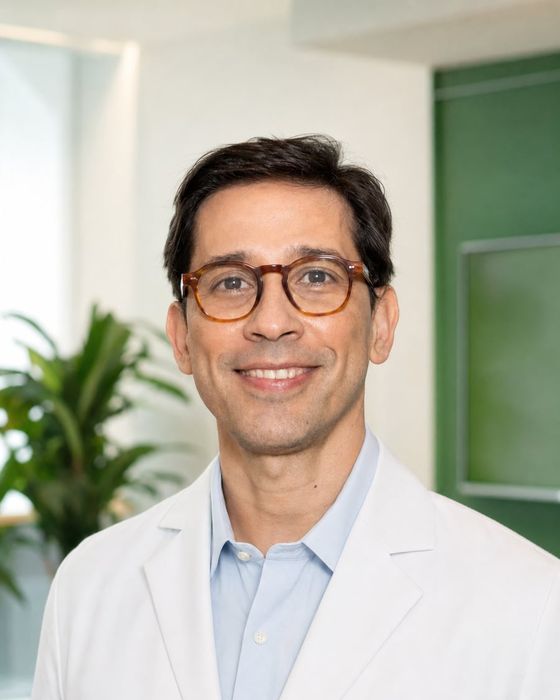 Retrato do Dr. Leandro Alves Gomes Ramos, de jaleco branco.