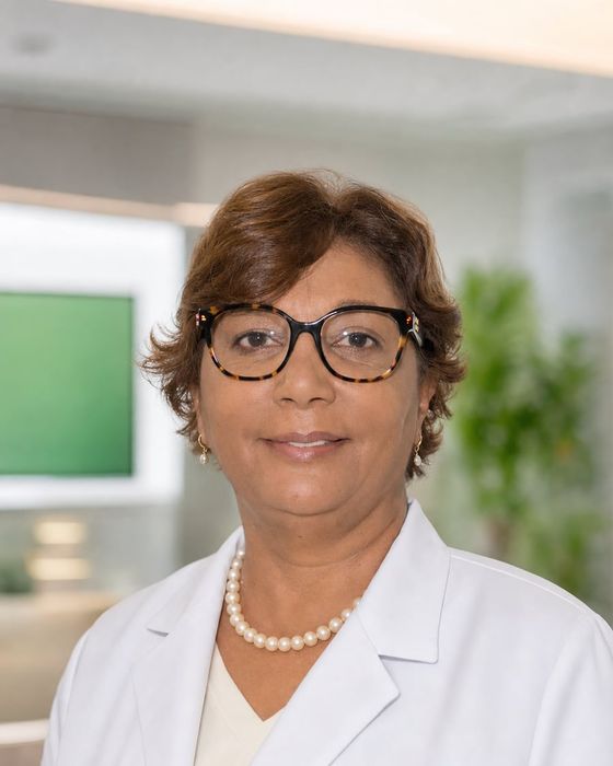 Retrato da Dra. Nara Rosana Andrade Santos, de jaleco branco.